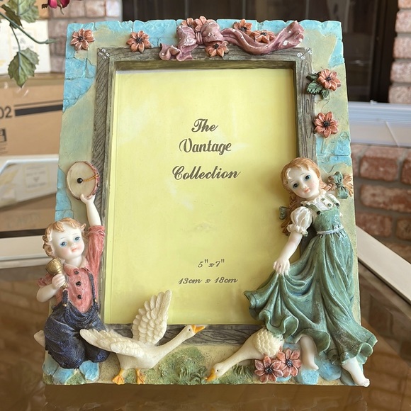 A Set of Two Vantage Collection Photo Frames, 5x7” and 3.5x5” - Picture 2 of 11